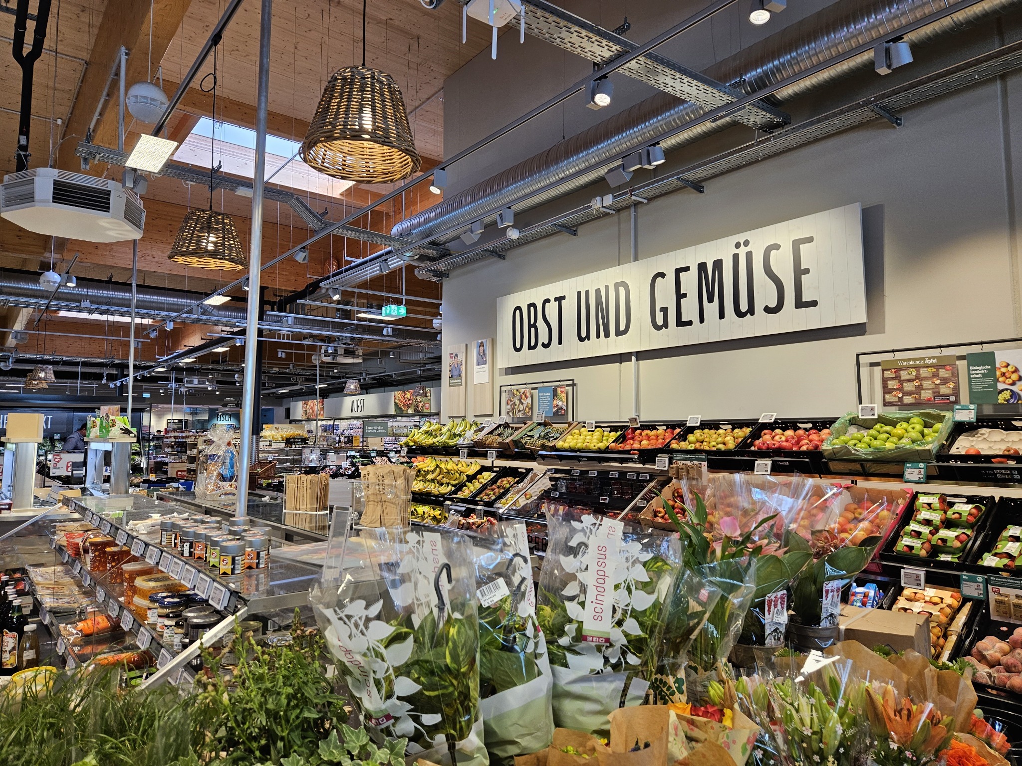 Innenansicht eines Rewe-Marktes in Bruchköbel